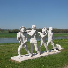 Hueossen-Denkmal am Weserradweg in Hajen Mueller.JPG